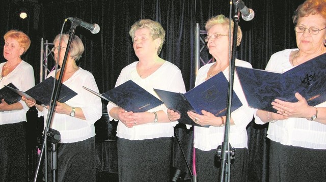 Zespół Srebrne Arki Klubu Seniora Ara zaprezentował znane pieśni patriotyczne