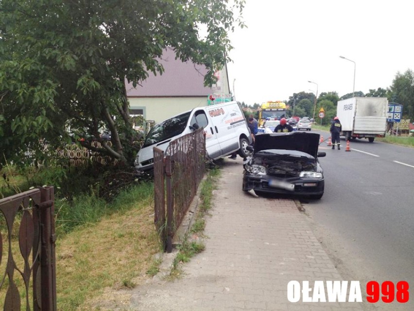 Wypadek w Jelczu-Laskowicach. Honda zderzyła się z busem przy wyjeździe na Oławę (ZDJĘCIA)