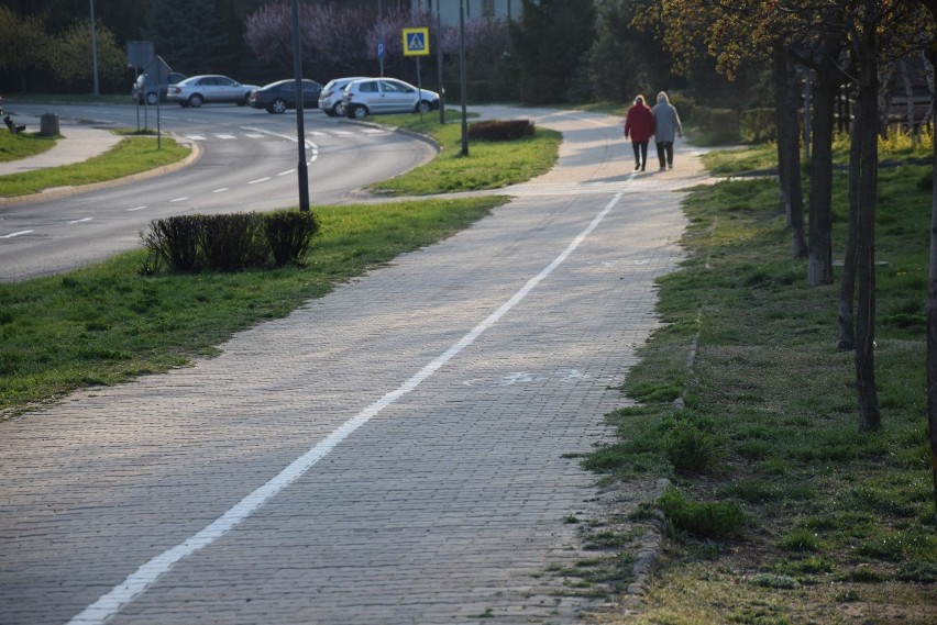 Ulica Prosta w Zielona Góra - zarośnięte chodniki....