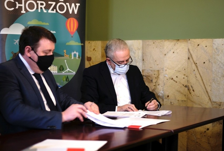 W Urzędzie Miasta w Chorzowie podpisano umowa na wystawę...