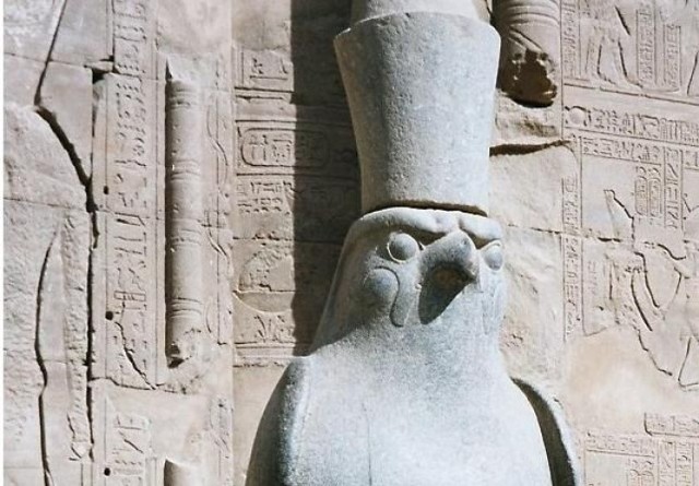 Statue of Horus, Edfu Temple, Egypt, Dec.2002 / Wikimedia CC