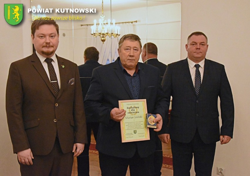 Wójt gminy Krzyżanów otrzymał honorową odznakę od starosty kutnowskiego