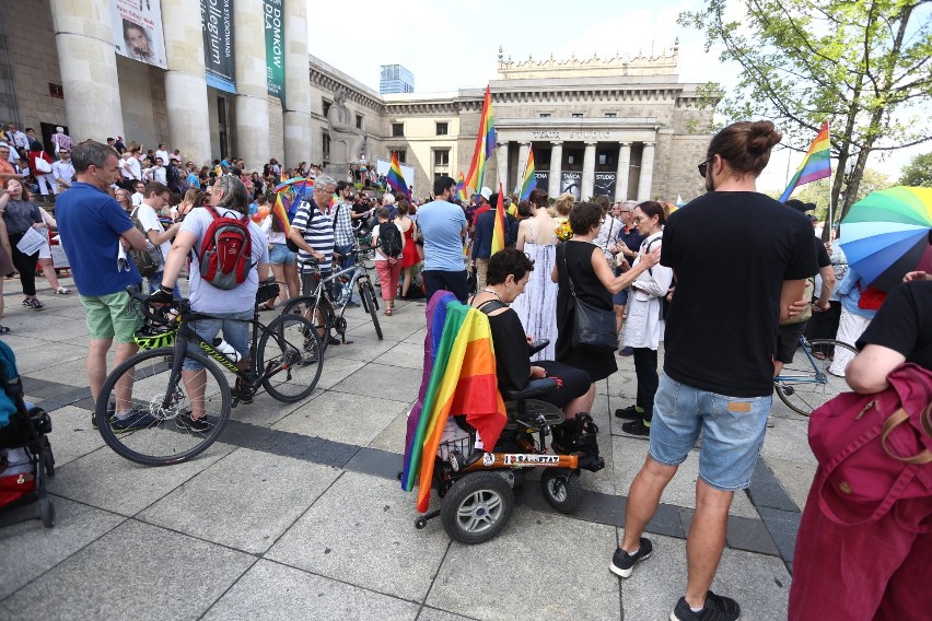 Warszawa przeciw przemocy, solidarni z Białymstokiem. Tłumy zebrały się na placu Defilad [ZDJĘCIA]