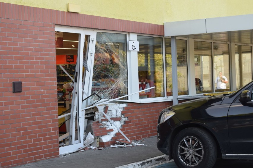 Gniezno. Na ul. Paczkowskiego samochód wjechał w... Biedronkę! [ZDJĘCIA]