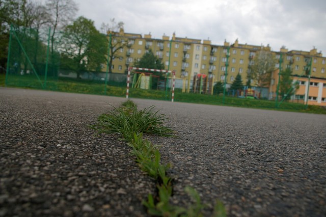 Asfaltowa nawierzchnia boiska przy Miejskim Zespole Szkół nr 5 najpewniej już po wakacjach będzie tylko wspomnieniem