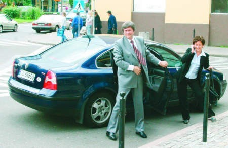 Wojewoda jeździ volkswagenem passatem kupionym w 2001. Używali go też jego poprzednicy: Piotr Ołowski, Cezary Dąbrowski (na zdjęciu przy aucie) i Jan Ryszard Kurylczyk.