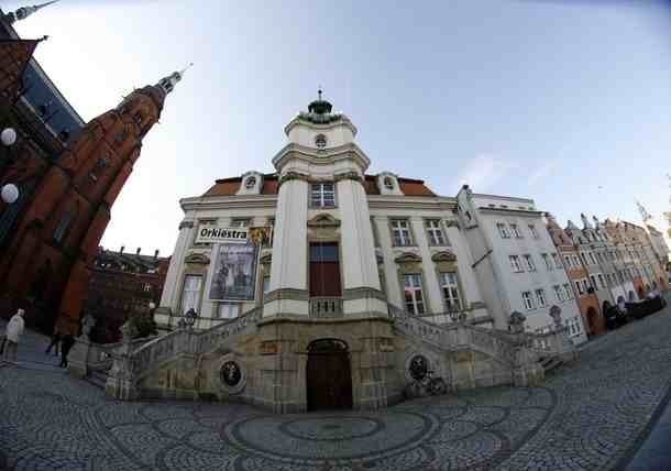 Na zdjęciach uwiecznieni są mieszkańcy Legnicy, Wrocławia, Drezna, Chemnitz oraz Lipska. Wszyscy oni uchwyceni zostali w naturalnej przestrzeni i zwyczajnych sytuacjach. 

Więcej o wystawie TUTAJ