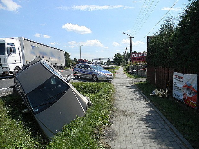 Z ustaleń policjantów wynika, że kierujący samochodem ciężarowym, jadąc w kierunku Kolbuszowej, najechał na tył samochodu osobowego marki Mercedes, którego kierowca skręcał w lewo. W wyniku zderzenia osobówka została zepchnięta do przydrożnego rowu. Kierujący nią 47-letni mieszkaniec powiatu kolbuszowskiego trafił do szpitala. Na szczęście nie odniósł poważnych obrażeń i po udzieleniu pomocy został zwolniony do domu.

 Czytaj także:  Wypadek w Solinie. Auto wpadło do rowu [ZDJĘCIE] 

Wypadek w Kolbuszowej Górnej