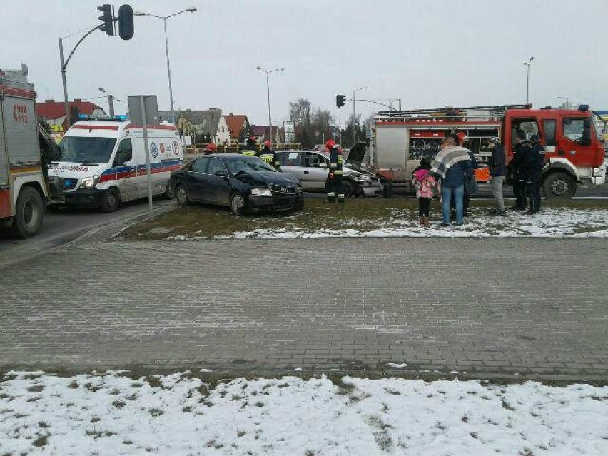 Wypadek w Tczewie. Zderzenie 2 samochodów na skrzyżowaniu DK 91 i ul. Wojska Polskiego. Są ranni [zdjęcia]