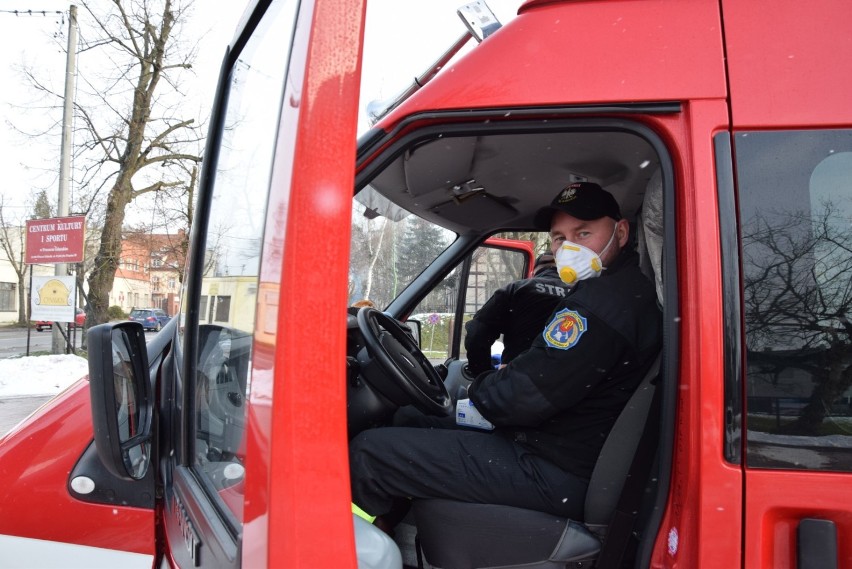 Strażacy z OSP Pruszcz Gdański wożą mieszkańców, seniorów na szczepienia przeciw koronawirusowi |ZDJĘCIA
