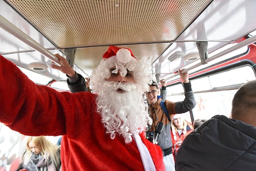 Nowy Sącz. Mikołaj i Śnieżynka zawitali do autobusów MPK [ZDJĘCIA]