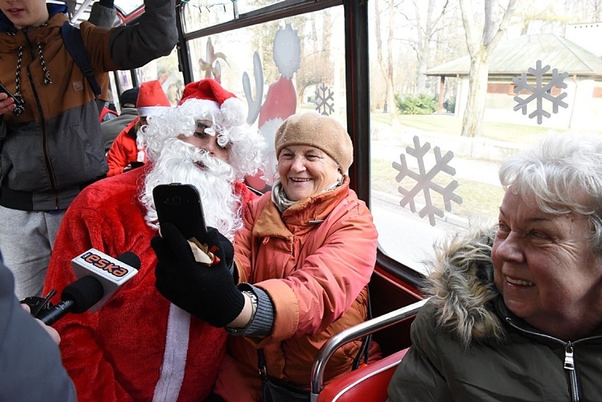 Nowy Sącz. Mikołaj i Śnieżynka zawitali do autobusów MPK [ZDJĘCIA]