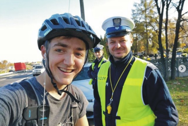 Tieran Freedman podczas spotkania z polskimi policjantami. Brytyjczyk jedzie rowerem z Norwegii do Azerbejdżanu.
