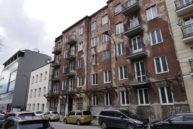 Skaryszewska 11 w Warszawie to adres, który kojarzy się z reprywatyzacją - lokatorzy, którzy muszą opuścić mieszkania, prawnicy i latami ciągnące się sprawy w sądach. Miejsce to zupełnie opustoszało już kilka lat temu, w tym czasie niewiele się tam zmieniło.