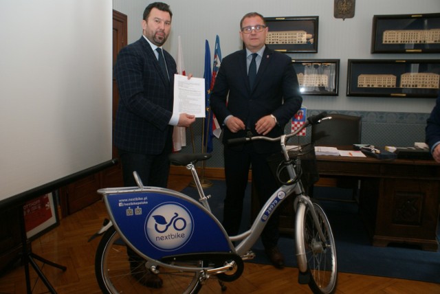 Prezydent Kalisza Grzegorz Sapiński i prezes firmy Nextbike Polska Tomasz Wojtkiewicz po podpisaniu umowy na Kaliski Rower Miejski