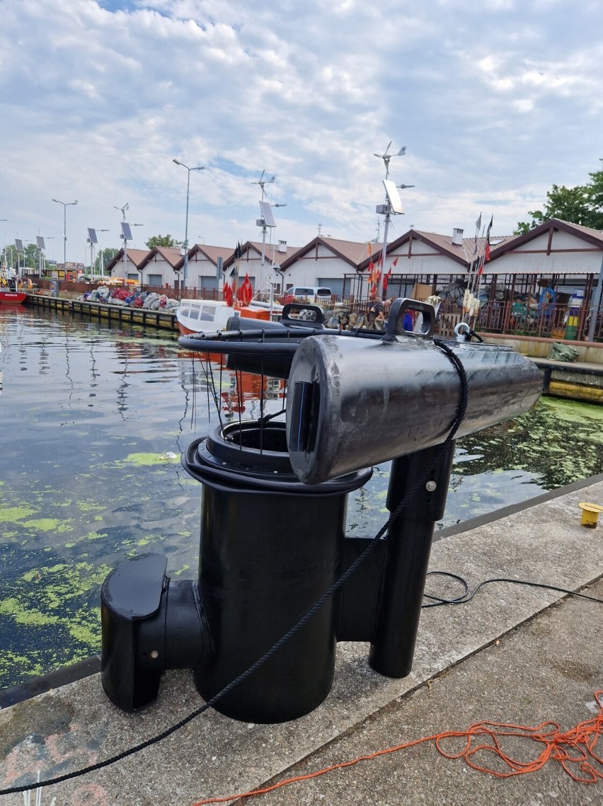 Elektryczny kosz na portowe śmieci w Kołobrzegu. Zastąpi ręczne oczyszczanie 