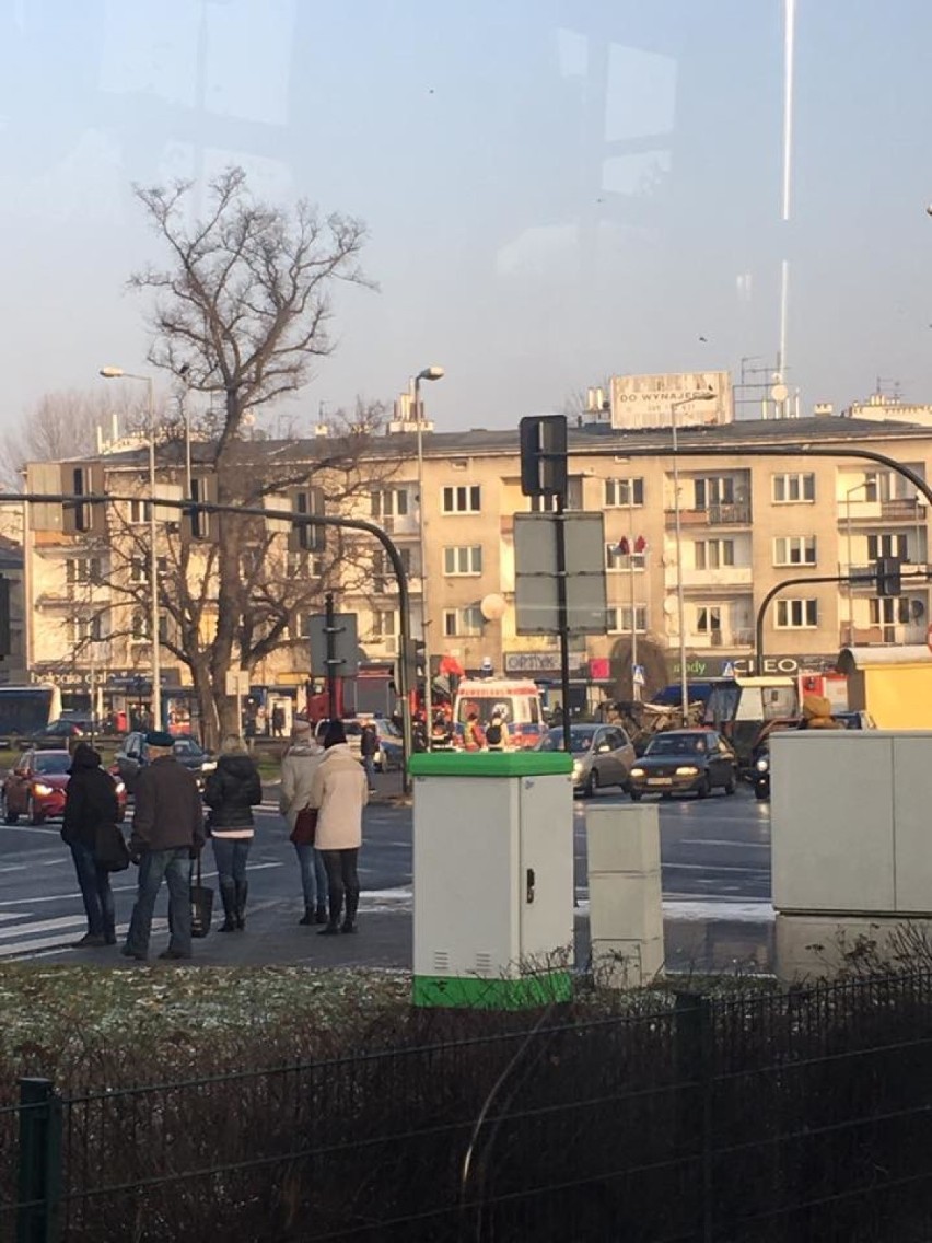 Groźny wypadek w Krakowie. Dachowanie na Rondzie Matecznego [ZDJĘCIA]