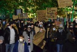 Najmocniejsze hasła na protestach w Katowicach. "PiS driftuje multiplą"; "PiS gra techno na flecie"; „Oby kaczor wdepnął w Lego”