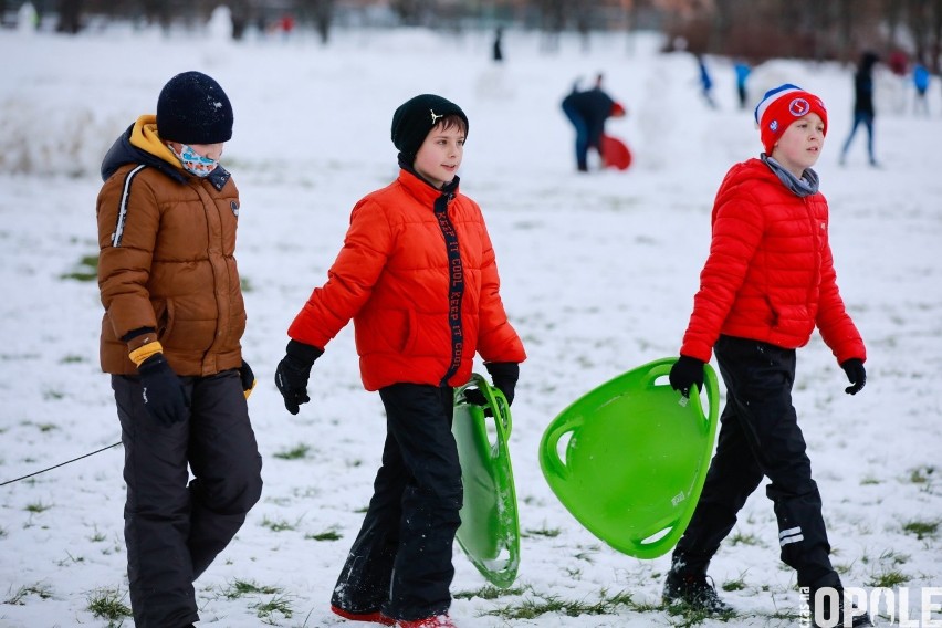 Zima 2021 w Opolu. Młodsi i starsi korzystają ze śnieżnej...