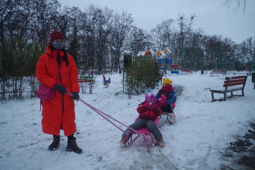 Zima 2021 w Opolu. Młodsi i starsi korzystają ze śnieżnej...