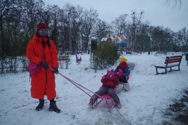 Zima 2021 w Opolu. Młodsi i starsi korzystają ze śnieżnej aury.