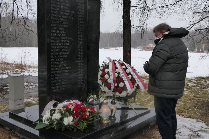 Składanie kwiatów pod tablicą upamiętniającą tragedię w MTK, 28 stycznia 2022.