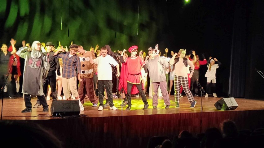 Uczniowie kościerskiego Ekonomika wybrali się na musical "Shrek" w wykonaniu uczestników warsztatów teatralnych "Krzysztofiki" 