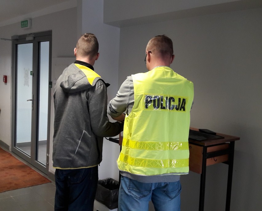 Rozbój w Piotrkowie - udawał policjanta, zabrał młodzieży...