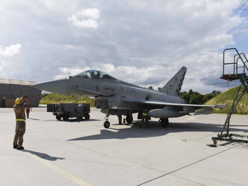 Malbork. Włosi z Eurofighterami oficjalnie powitani w 22 Bazie Lotnictwa Taktycznego. Już rozpoczęli natowską misję, co widać na niebie