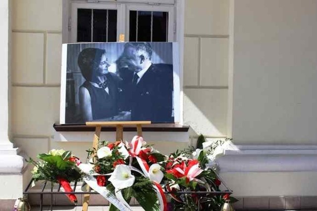 W drugą rocznicę katastrofy smoleńskiej przed miejskim ratuszem w Kole wystawiono zdjęcie Marii i Lecha Kaczyńskich
