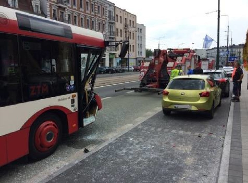 Wypadek w centrum Sosnowca: zderzenie autobusu z dostawczakiem. Są poszkodowani ZDJĘCIA
