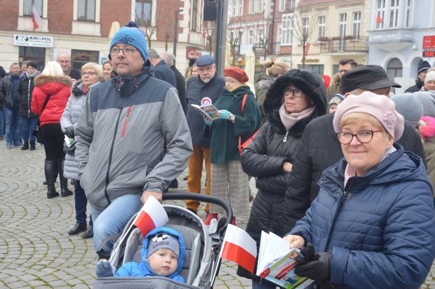 Na 11 listopada w Kartuzach wspólnie śpiewali i... tańczyli poloneza [ZDJĘCIA, WIDEO cz. 3]