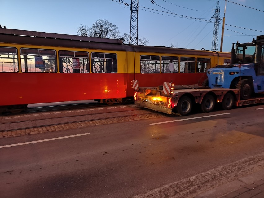 Kolizja tramwaju i ciężarówki na ul. Chełmińskiej w Grudziądzu [zdjęcia]