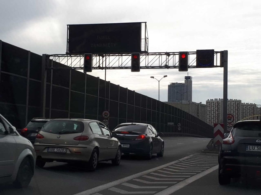 Katowice w korku: zderzyły się trzy samochody przy Silesia City Center i dwa przy tunelu ZDJĘCIA