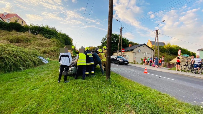 24-letni kierowca daewoo matiza uderzył w znak i dachował na...