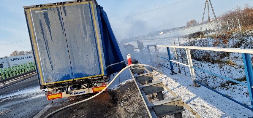 Pożar na autostradzie A4 na węźle Budziszów Wielki. Zapaliła się naczepa tira przewożącego europalety