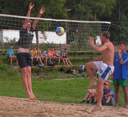 W inauguracyjnym turnieju Letniego Grand Prix Subków w siatkówce plażowej uszestniczyło 9 duetów. W ataku (po prawej) Tomasz Skalski.