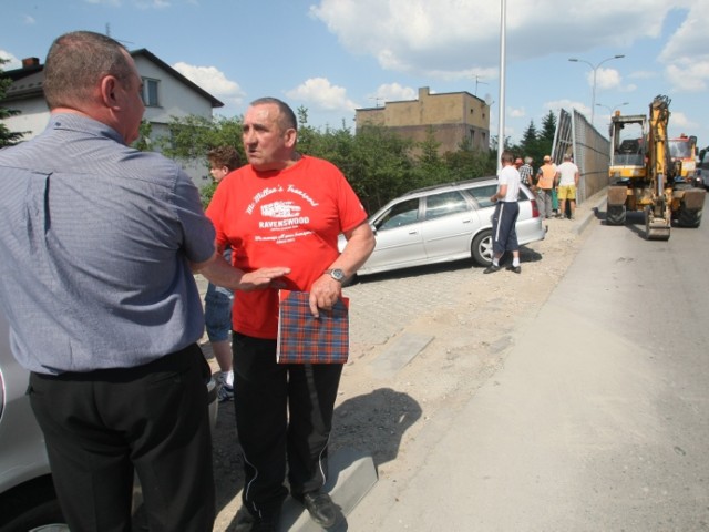 Edward Piróg około dwóch tygodni temu zablokował budowę ekranów własnymi autami. Na miejsce przyjechała policja.