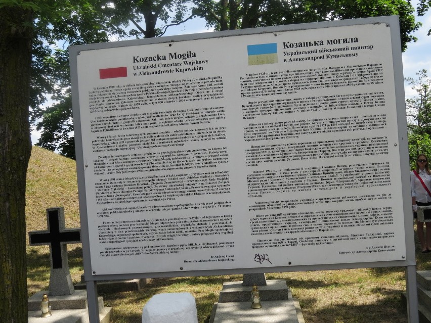 Wręczenia medali dokonano przy Ukraińskim Cmentarzy...