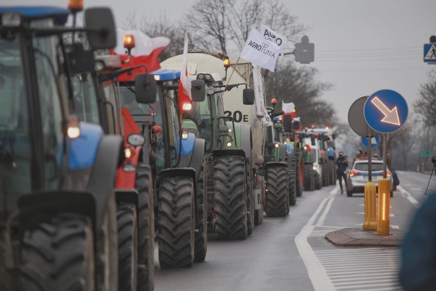 Protest AgroUnii: "My rolnicy nie będziemy umierać w ciszy". Rolnicy zablokowali drogi i mówili o fatalnej sytuacji polskiej wsi