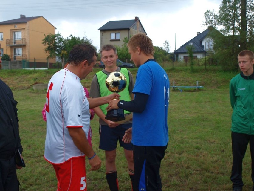 Strażacy ochotnicy rywalizowali w piłkę nożną w Nowej Wsi