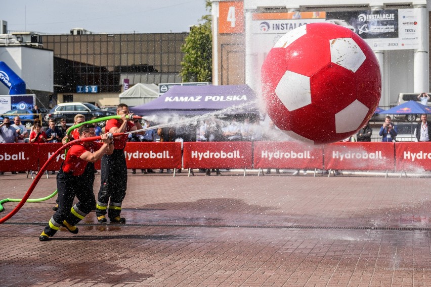 SAVO 2018: A tak w Poznaniu strażacy grają w piłkę... sikawkową. Hydroball na MTP [ZDJĘCIA, WIDEO]