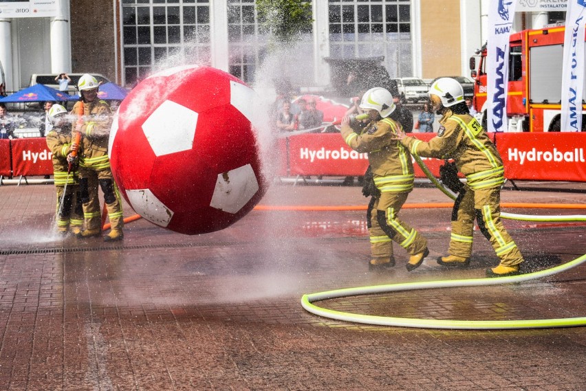 SAVO 2018: A tak w Poznaniu strażacy grają w piłkę... sikawkową. Hydroball na MTP [ZDJĘCIA, WIDEO]
