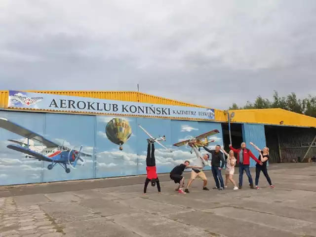 Nowy szyld na hangarze lotniska w Kazimierzu Biskupim