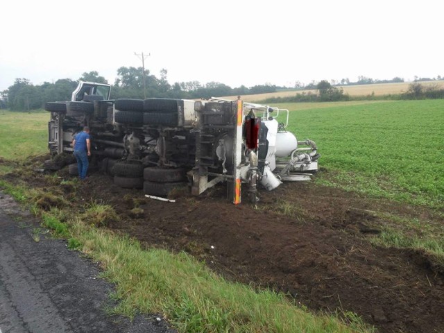 We wtorek rano w miejscowości Wygoda w gminie Koźmin Wielkopolski przewróciła się ciężarówka transportująca beton. 

Zobacz więcej: Ciężarówka wypadła z drogi [ZDJĘCIA]