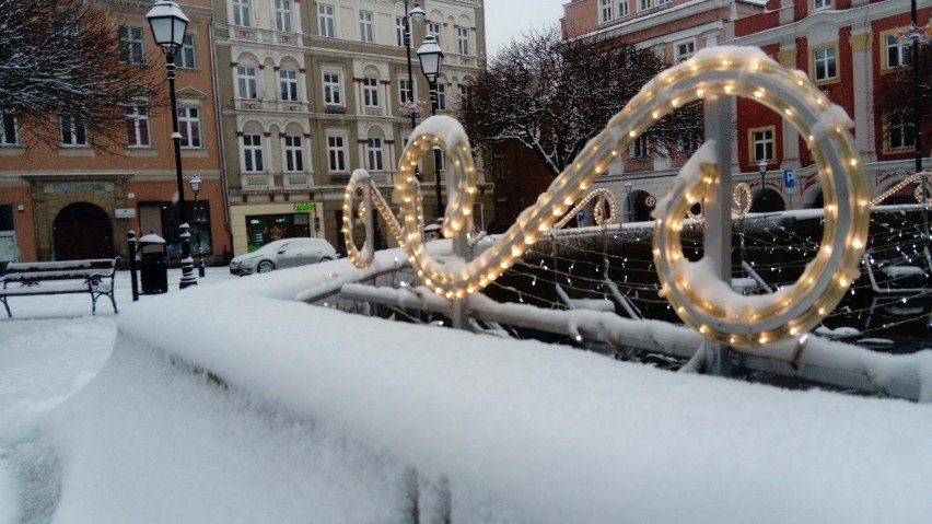 Wałbrzyski rynek zasypany śniegiem. Ładny?