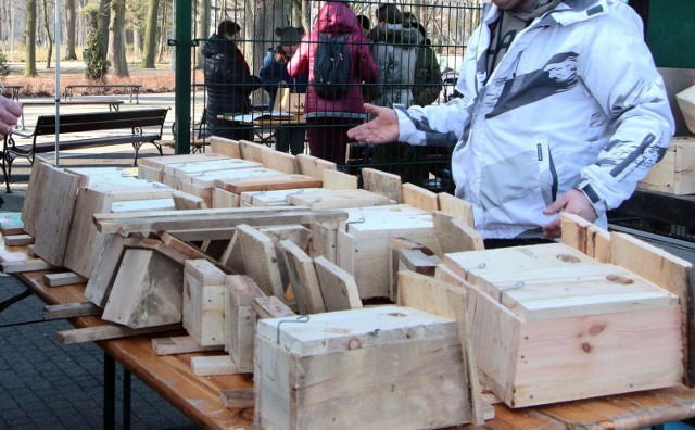 Budki lęgowe dla ptaków przygotowane podczas warsztatów w Centrum Edukacji Ekologicznej