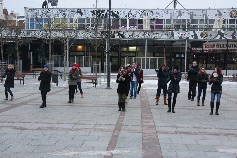 Flash mob w centrum Sopotu. Młodzi ludzie zwrócili uwagę przechodniów na potrzeby dzieci [ZDJĘCIA]