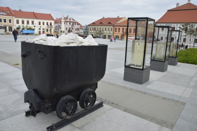 Wagonik upamiętniający szyb Wojewodzia Góra w południowo-zachodnim narożniku Rynku w Bochni