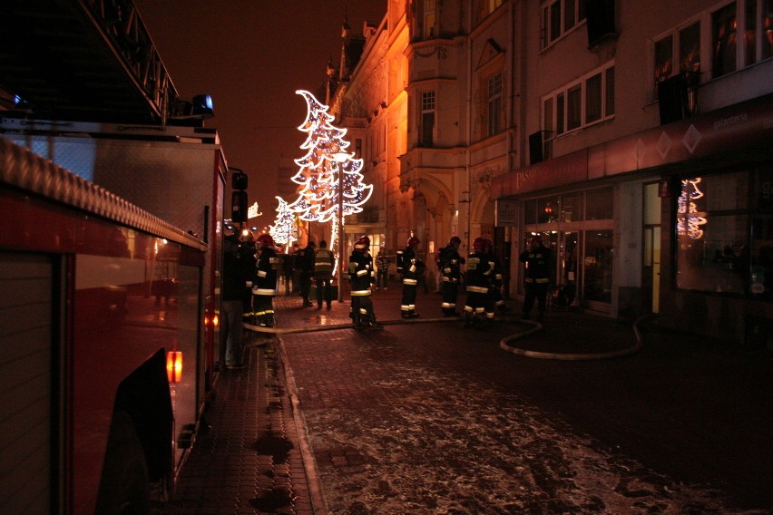 Pożar bloku przy Piotrkowskiej 141. Ewakuowano 30 osób